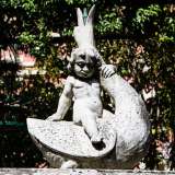 ...che raffigura un putto con in braccio un cigno